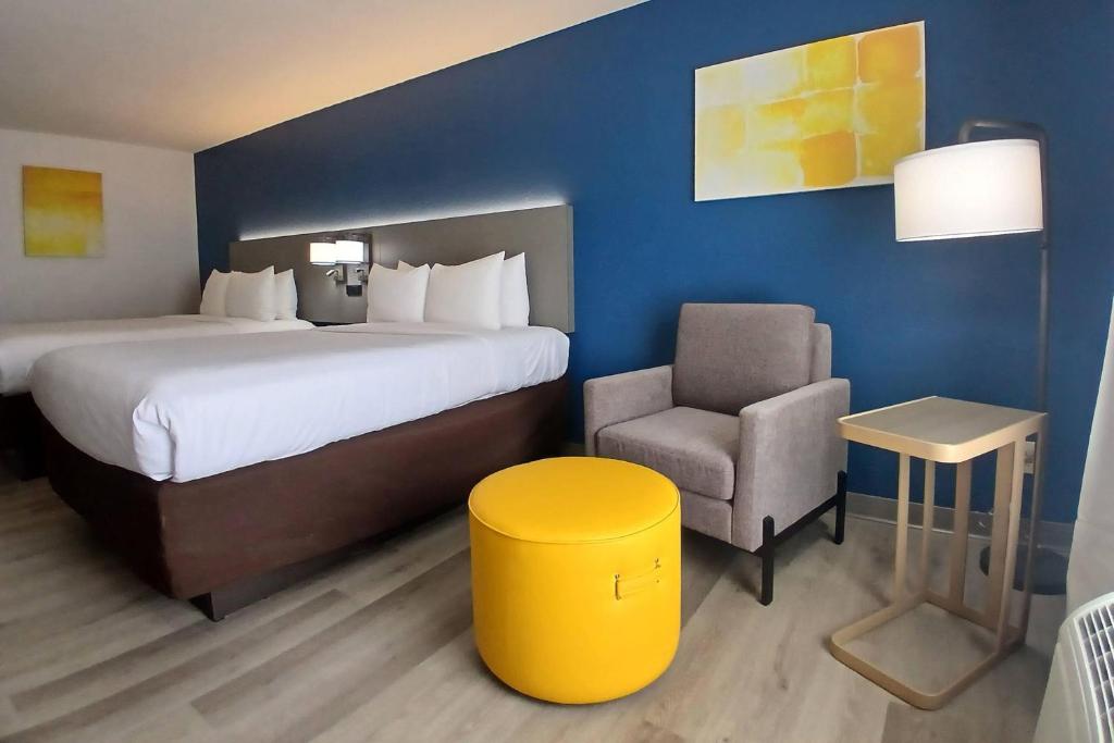 Comfort Inn near Downtown & Blue Ridge PKWY - Queen Suite With Two Queen Beds - Non-Smoking