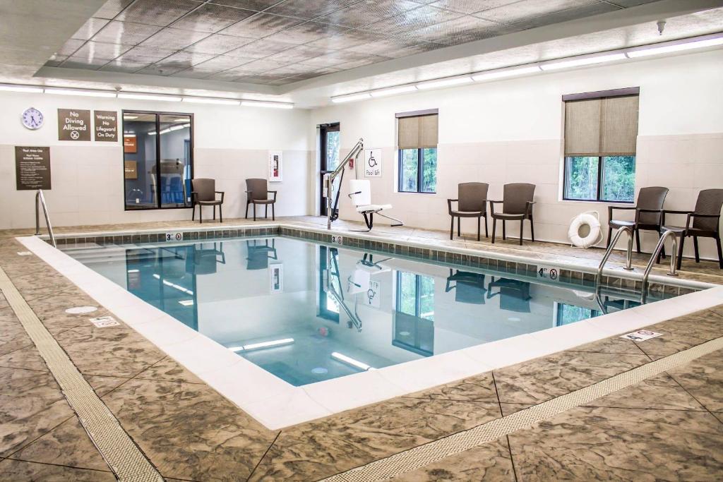 Comfort Suites Hartville-North Canton - Housity