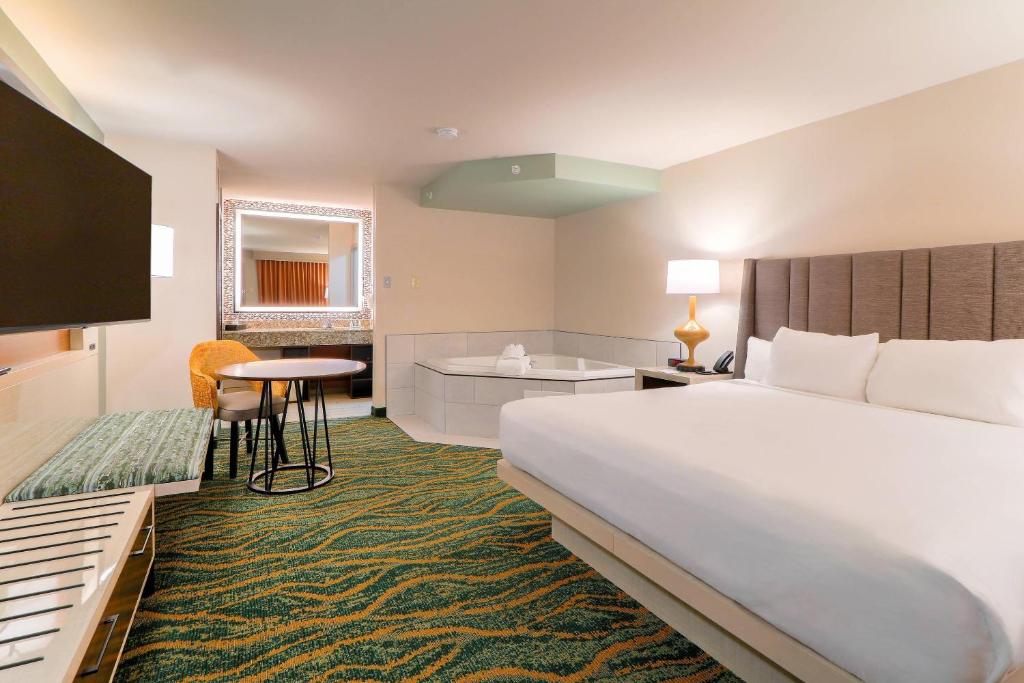 Quality Inn Near the Island Pigeon Forge - 