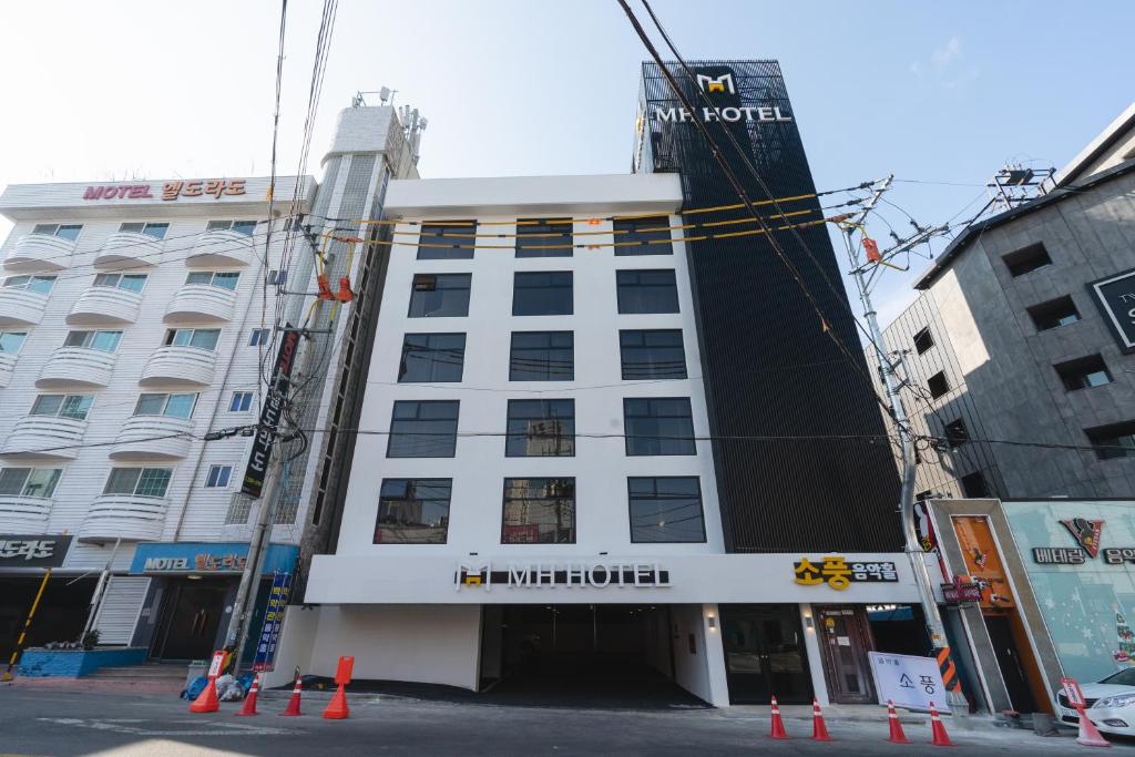 ein im Bau befindliches Gebäude in einer Stadtstraße in der Unterkunft MH Hotel 2 in Jeonju