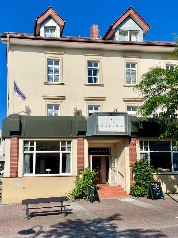 a building with a bench in front of it at Hotel Salina B&B - mit Parkplatz, Zentral und Digital in Bad Rothenfelde