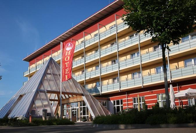 ein Gebäude mit einem roten Schild davor in der Unterkunft Kurhotel Pyramide Bad Windsheim in Bad Windsheim