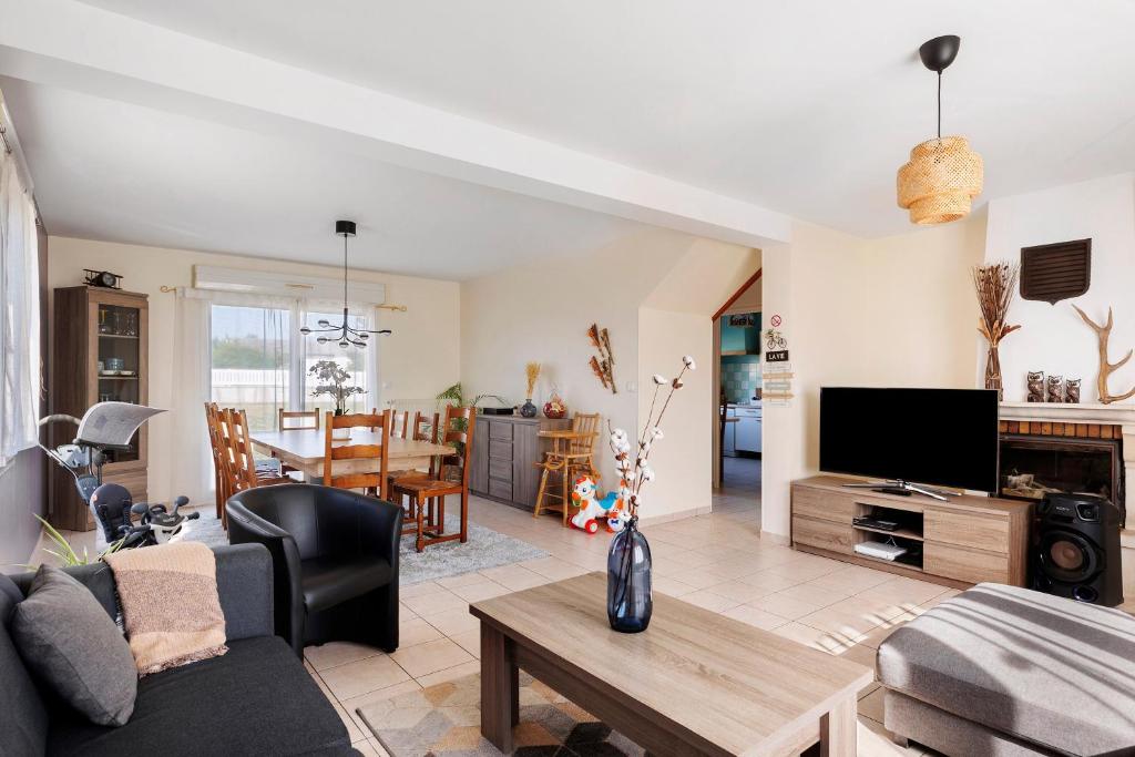 a living room with a couch and a tv at Le Karush proche chambord in Mer
