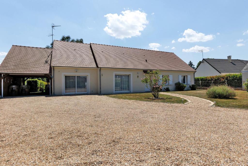 a house with a gravel driveway in front of it at Le Refuge des deux Cœurs - Beauval in Villefranche-Sur-Cher