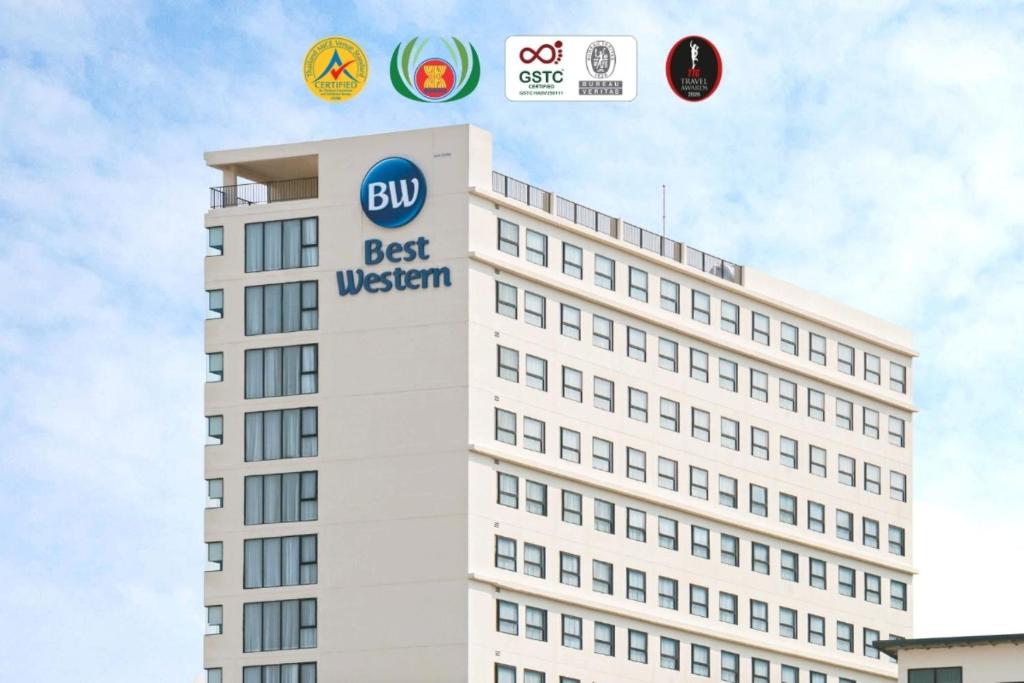 a building with the sbu best western sign on it at Best Western Chatuchak in Bangkok