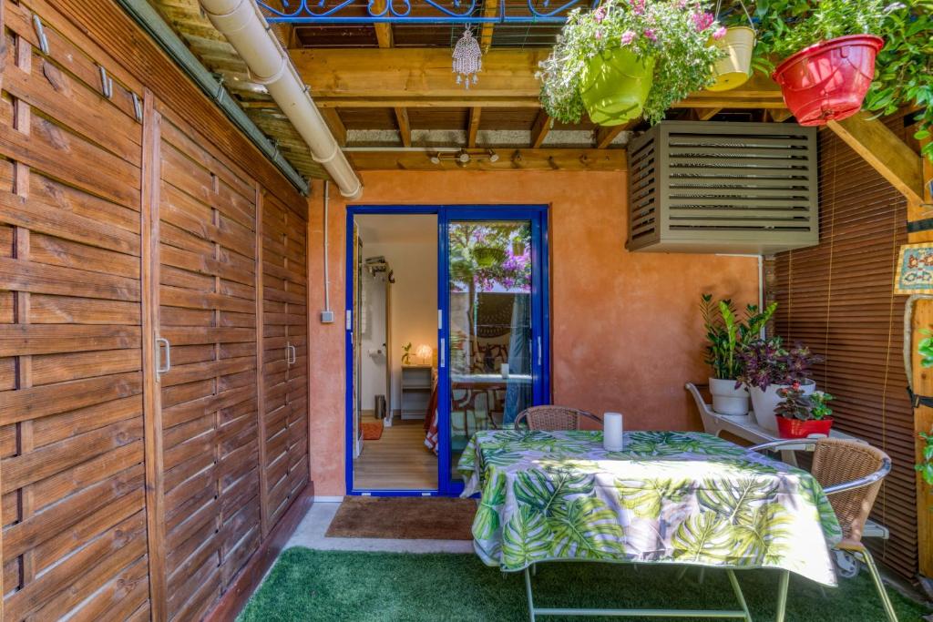 a patio with a table and a blue door at Chambre jardin in Lunel