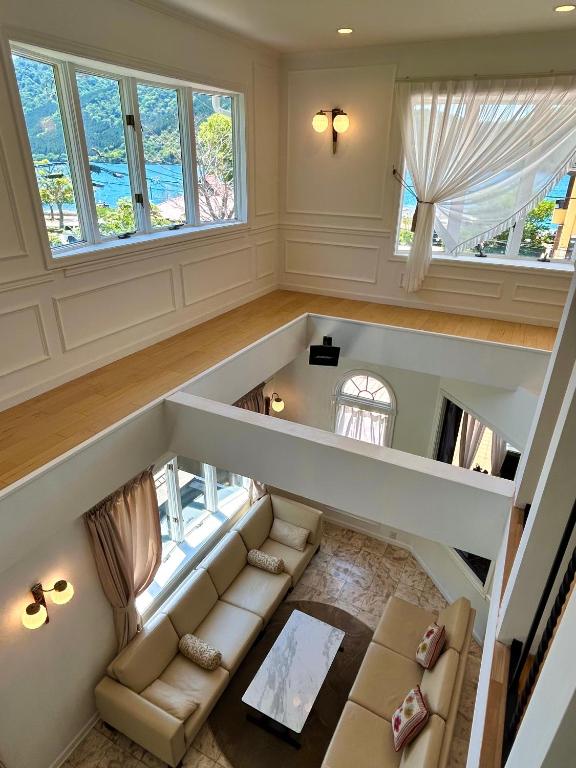 an overhead view of a living room with a couch at HAKONE DOMA in Hakone