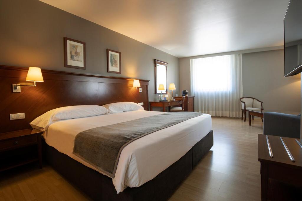 ein Schlafzimmer mit einem großen Bett in einem Hotelzimmer in der Unterkunft Hotel Nexta Escaldes in Andorra la Vella