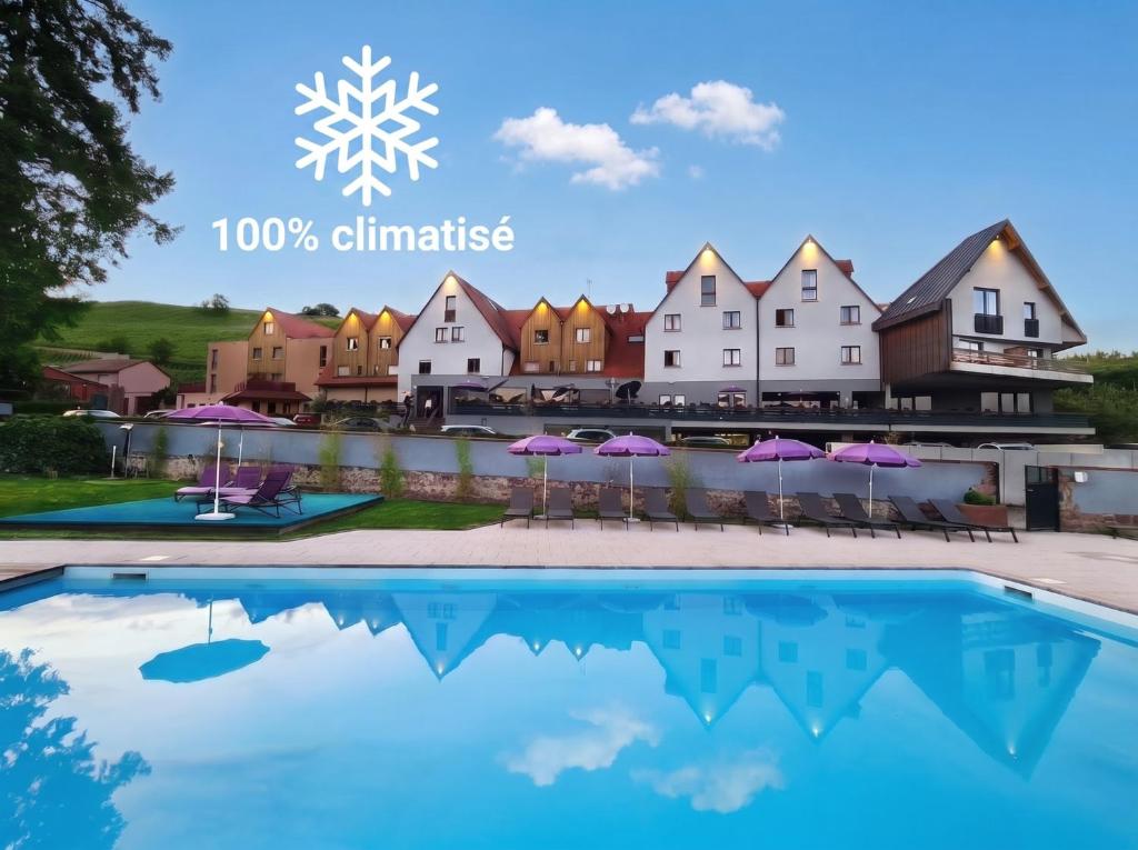 สระว่ายน้ำที่อยู่ใกล้ ๆ หรือใน Best Western Plus Hotel & SPA Le Schoenenbourg