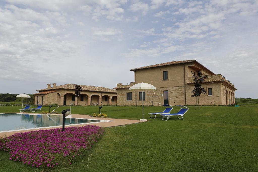 Bazén v ubytovaní Agriturismo Poggio Al Tufo alebo v jeho blízkosti