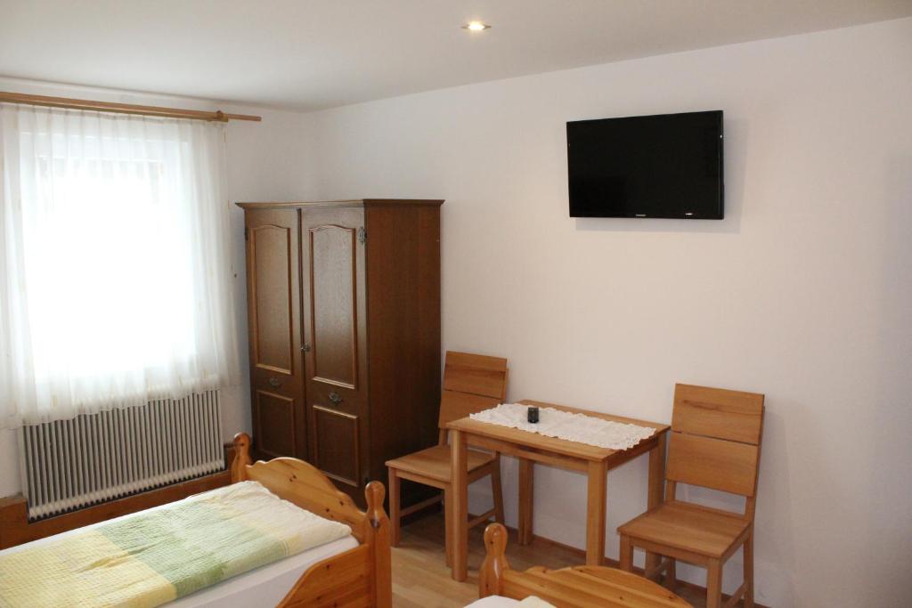 TV a/nebo společenská místnost v ubytování B&B Wolfsberg