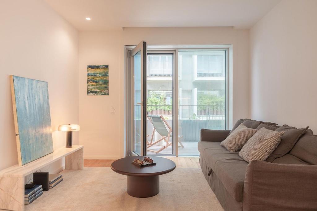 a living room with a couch and a table at Aposentus - Sal D 'Ouro Exclusive in Canidelo