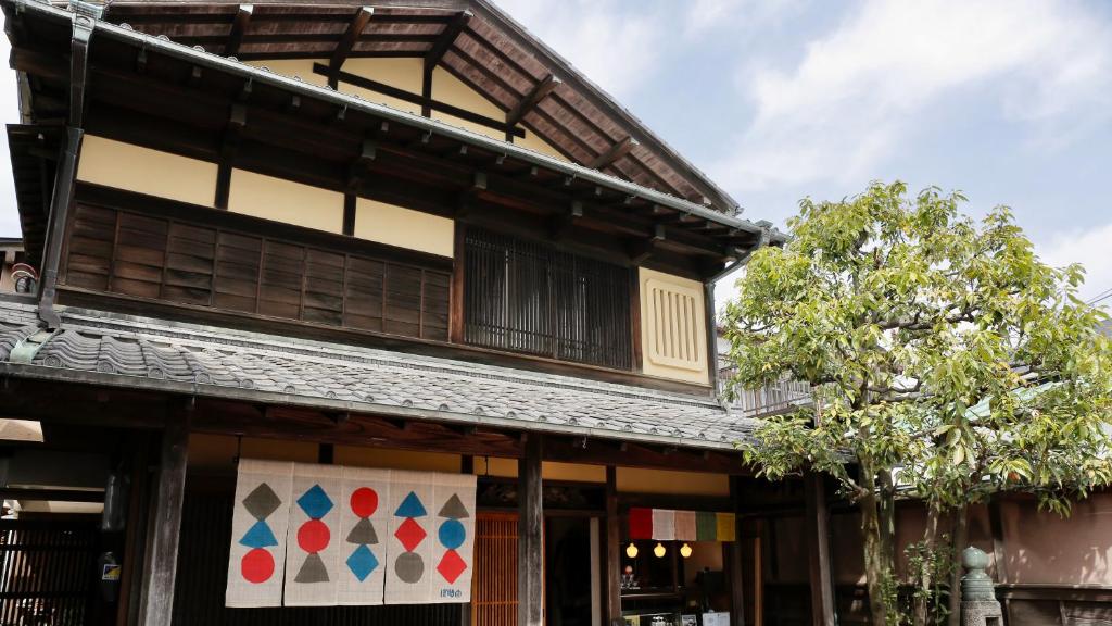 a building with a painting on the front of it at 一日一組 湘南の古民家貸別荘 Traditional Beach Villa, Quiet Seaside Stay, 10min Walk to Beach in Chigasaki