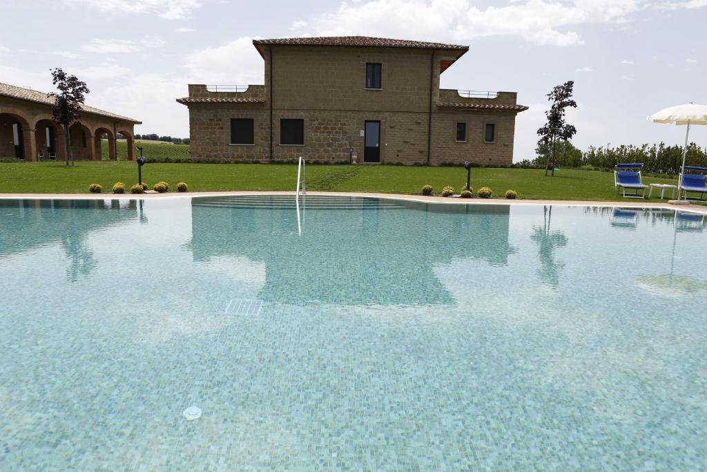 Bazén v ubytovaní Agriturismo Poggio Al Tufo alebo v jeho blízkosti