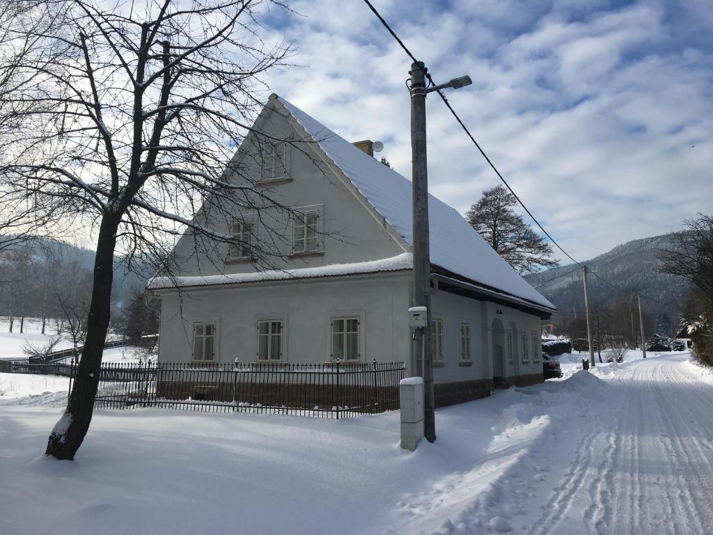 Chalupa u Broumovských stěn v zimě