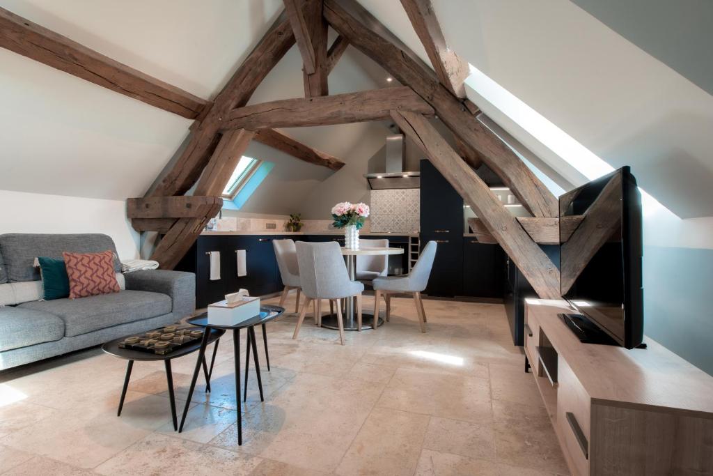a living room with a couch and a table at Escale de Giulia in Beaune