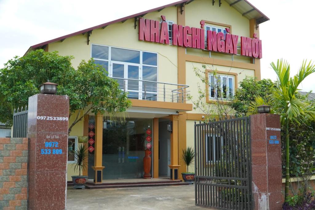 a building with a sign on the front of it at Ngày Mới Hotel in Bản Tông Duôn