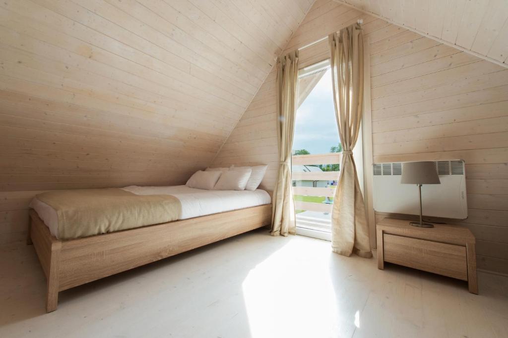 En eller flere senger på et rom på Holiday Park & Resort Niechorze
