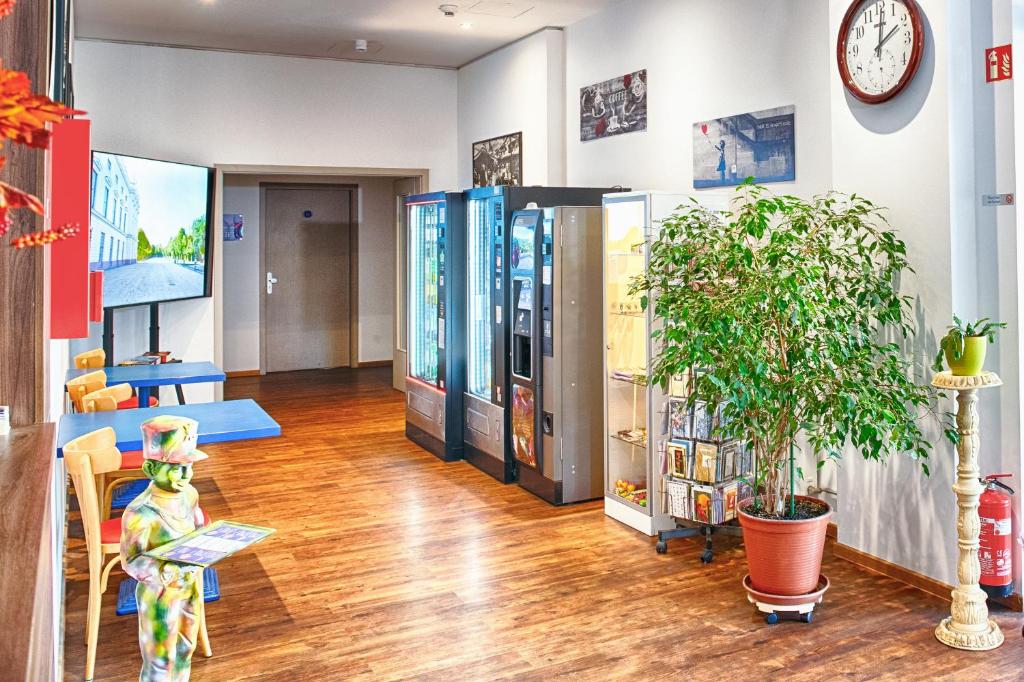 a room with two vending machines and a plant at Queens Residenz in Berlin