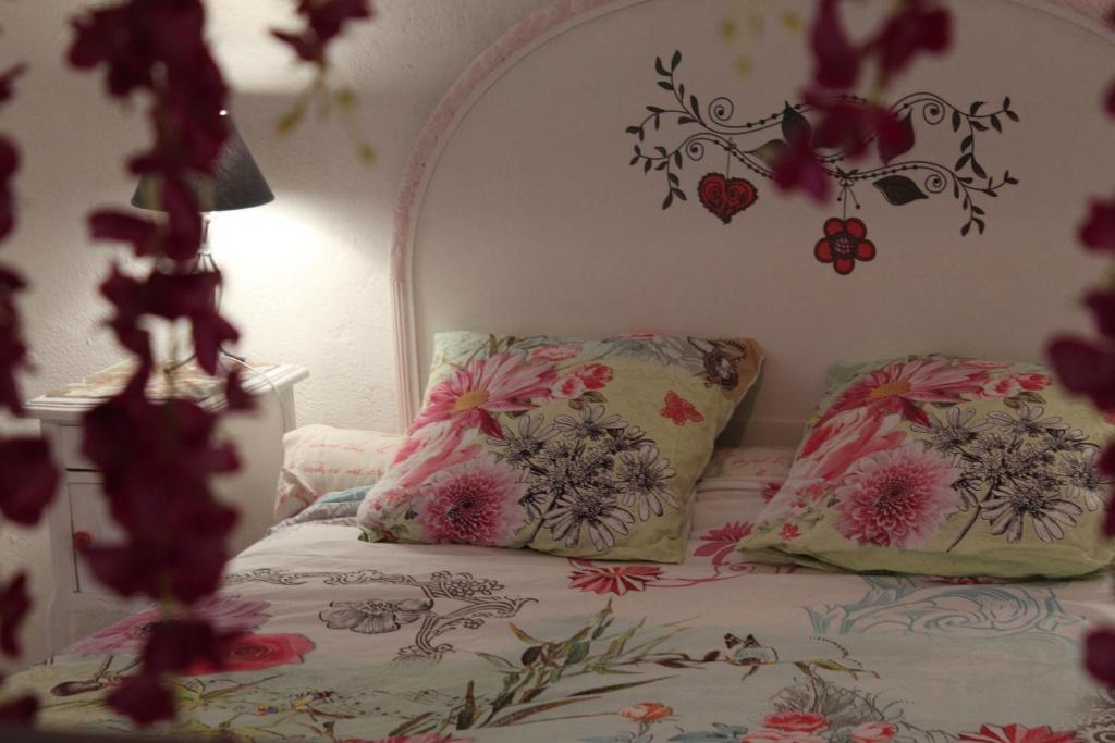 a bedroom with a bed with flowers on the wall at Fenêtre sur Loire in Iguerande