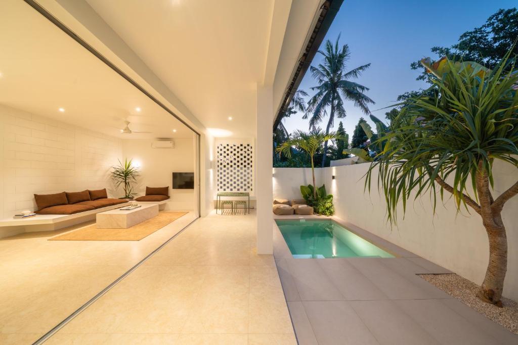 an open living room and swimming pool in a house at Matahari House in Nusa Lembongan