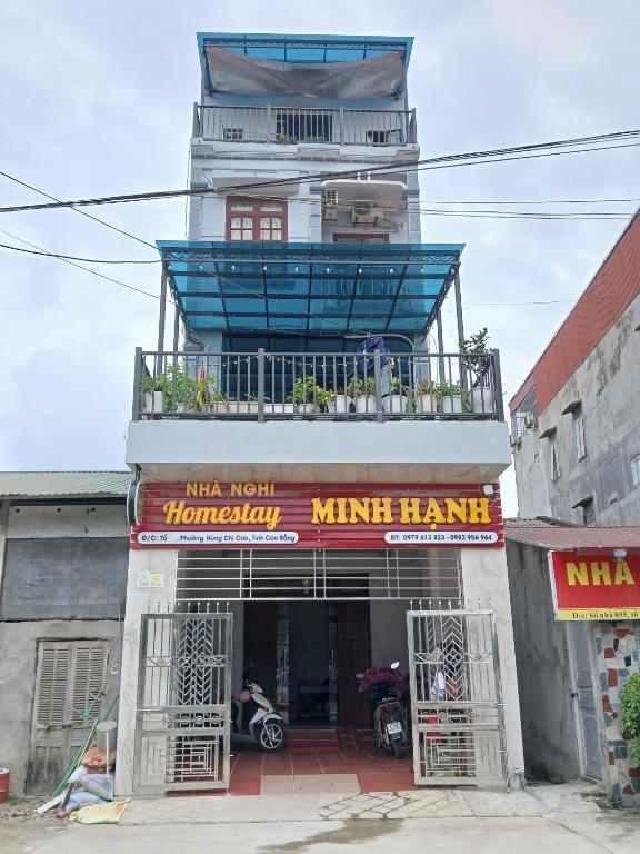 a building with a sign that reads mike north harney minsmithhawk at Nhà nghỉ Homestay Minh Hạnh in Nà Phia