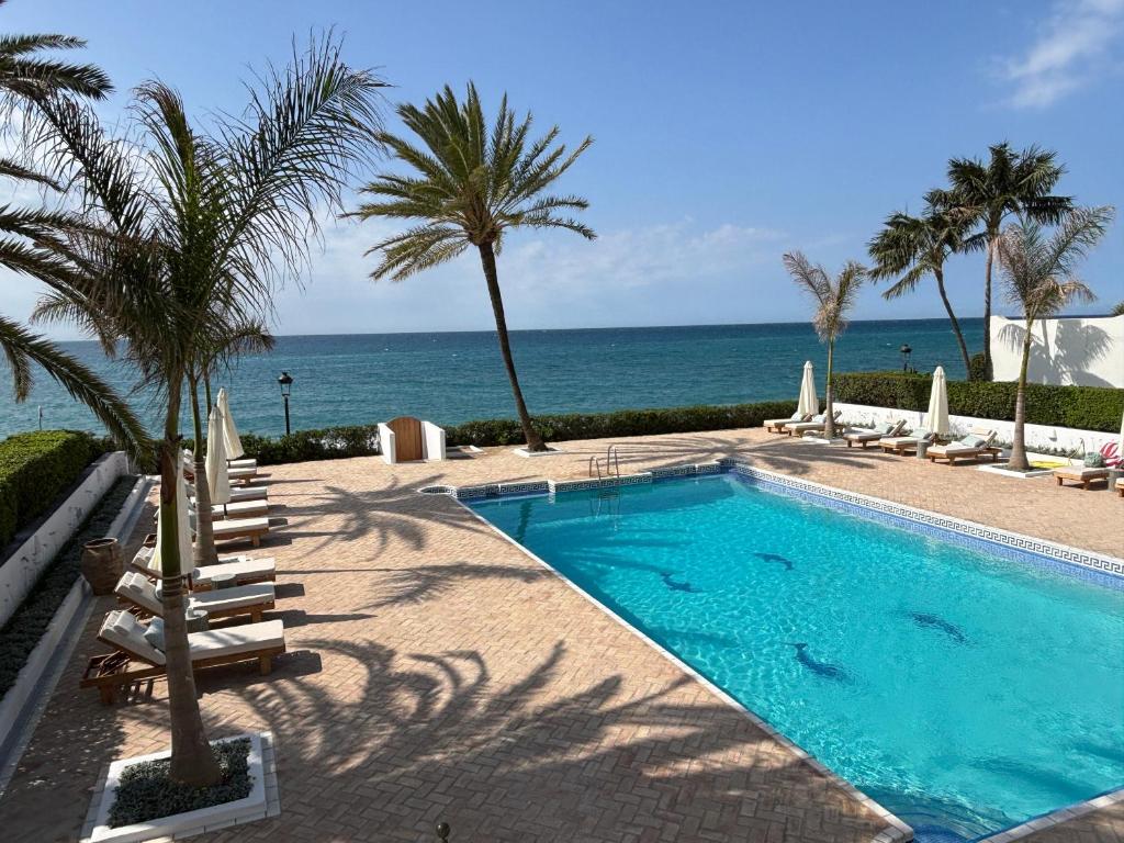 VILLA OVERLOOKING BEACH , Central, quiet, parking, swimming pool
