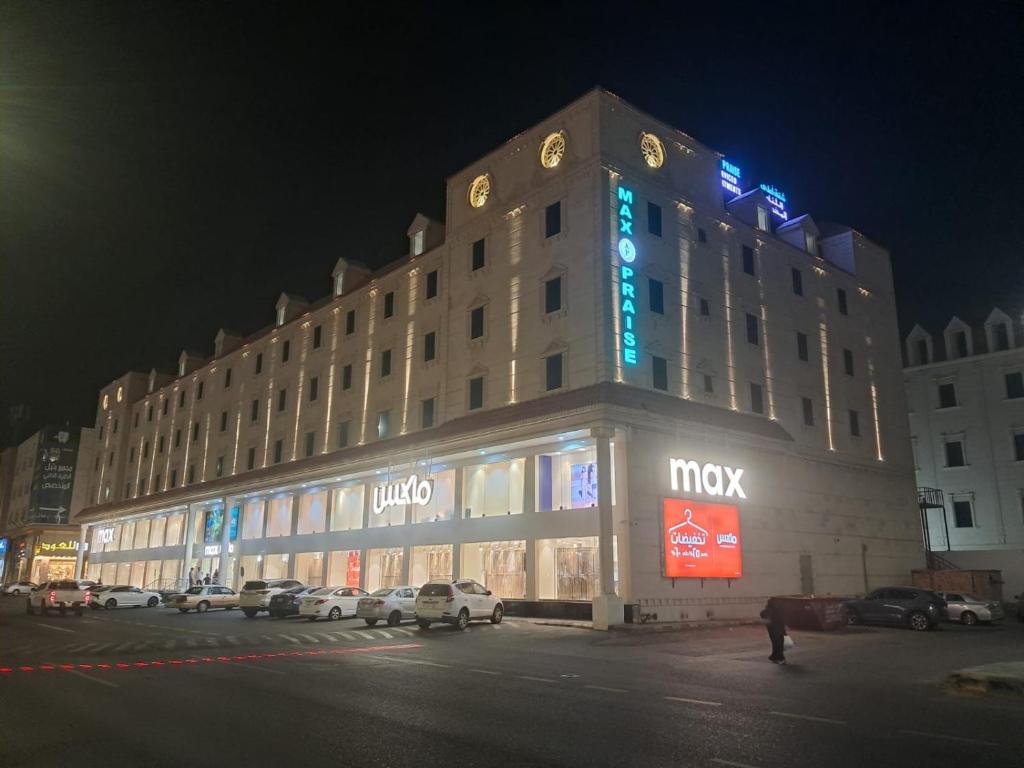 a large building with cars parked in front of it at شقق أعلي الثناء المخدومة -ELI ALTHANA Serviced Apartments in Yanbu