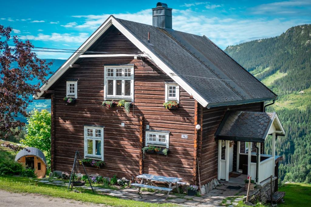 a small wooden house in the mountains at Leave It All in Venabygd