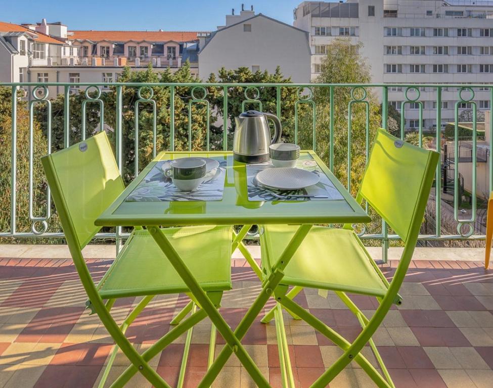 Centre, deux pièces, calme, terrasse plein sud