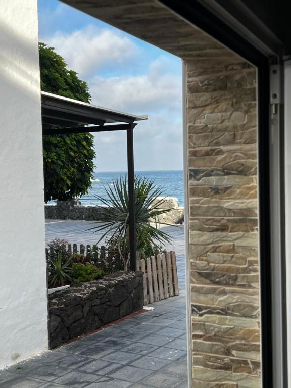 an open door to the ocean from a house at Maison bord de mer Calypso in Punta Mujeres