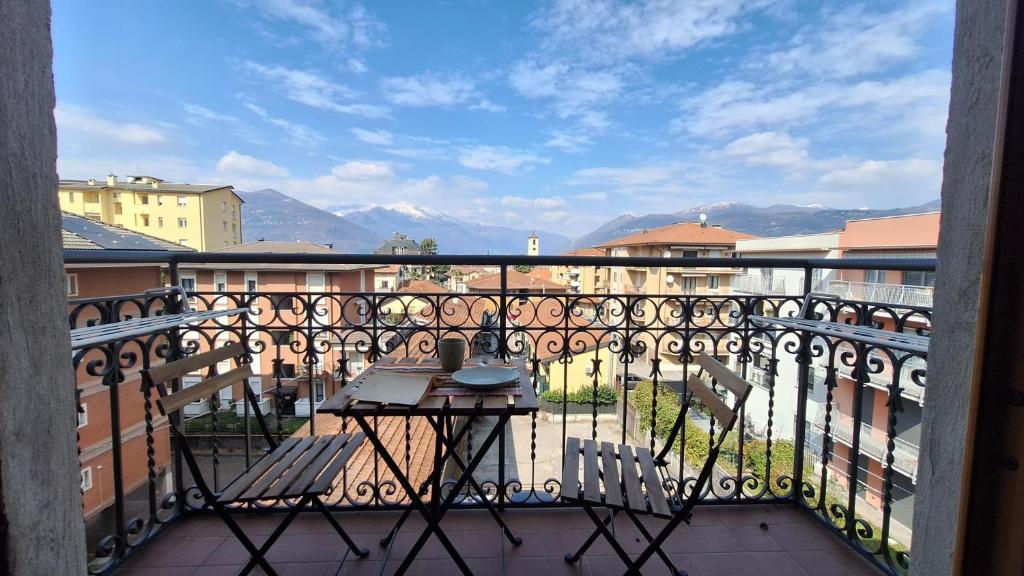 a balcony with a table and chairs on a balcony at Casa Tatta - Luino centro in Luino
