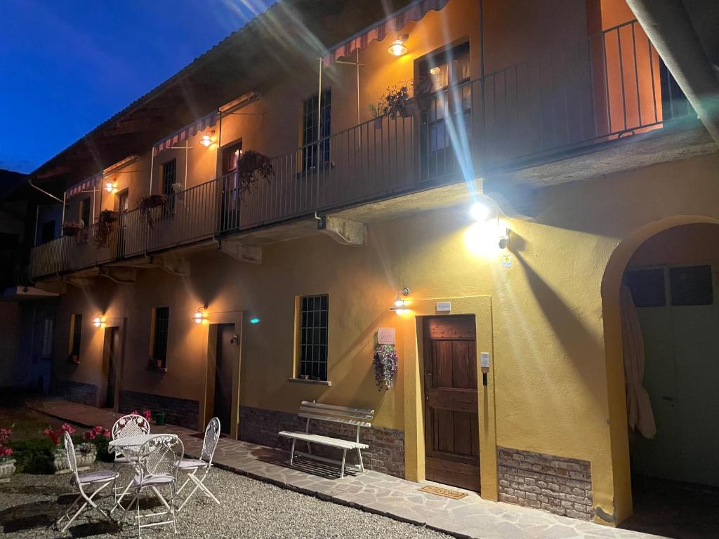 ein Gebäude mit Balkon, Tisch und Stühlen in der Unterkunft Il Giarolo in Cameriano