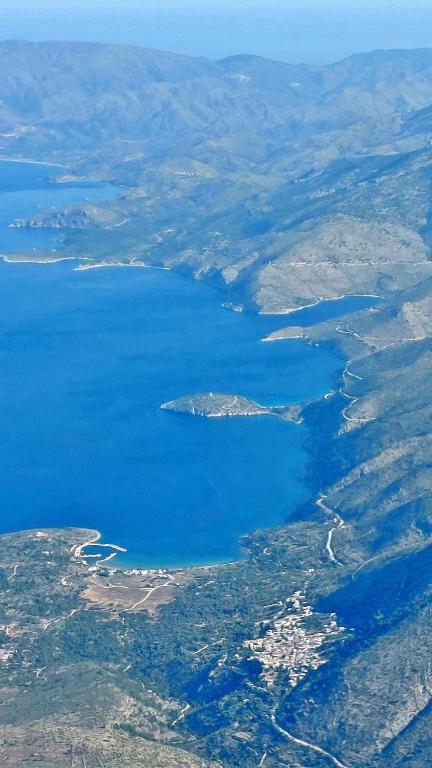 an aerial view of a large body of water at Σπίτι σε μοναδική τοποθεσία in Líthion