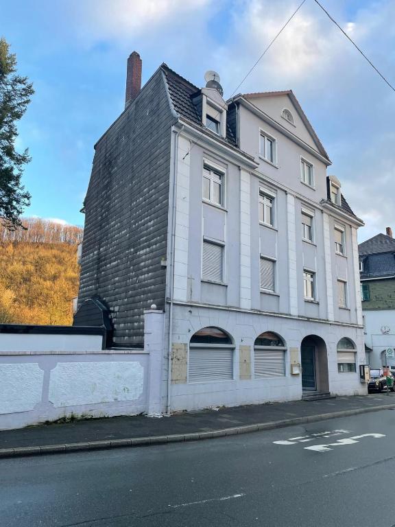 an old white building on the side of a street at Schöne Ferien- und Monteurwohnung in Ennepetal