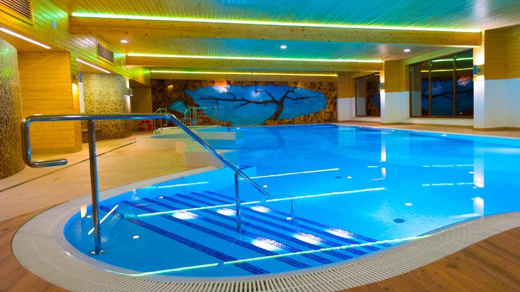 Bazén v ubytovaní Hotel Buczyński Medical & SPA alebo v jeho blízkosti