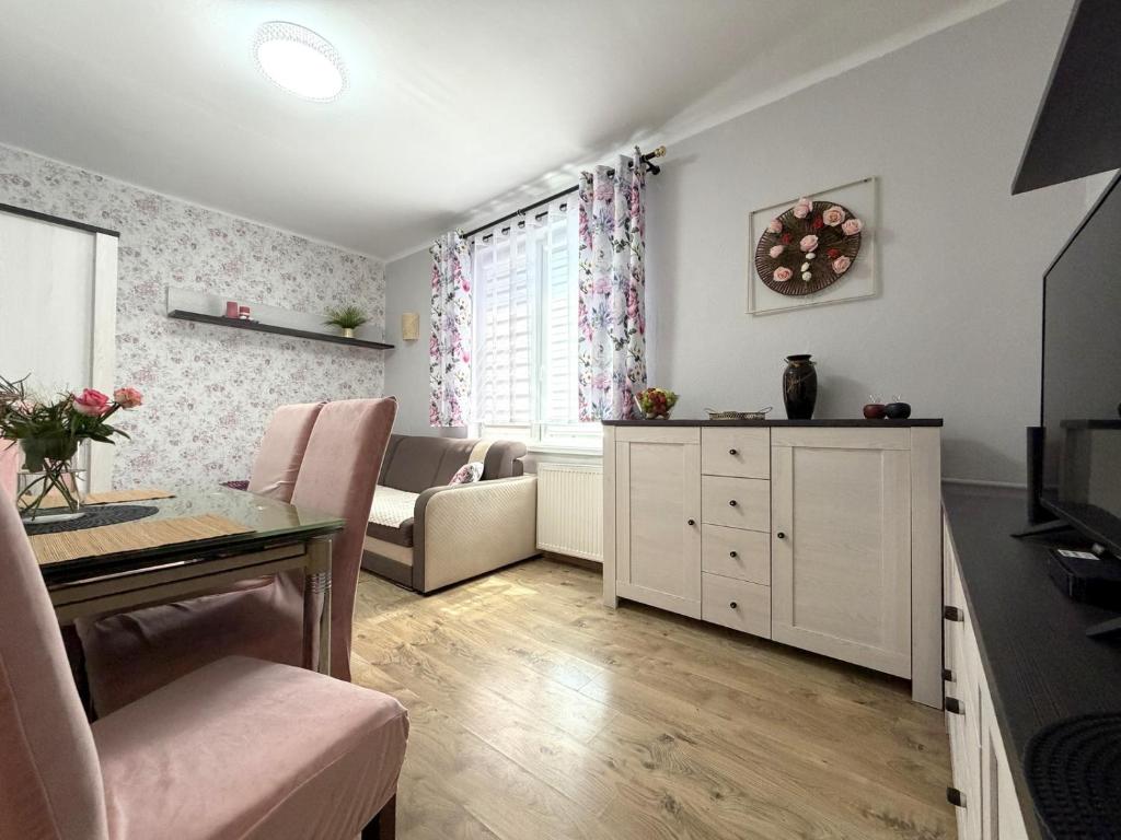 a living room with a table and a couch at Apartament Solankowa Róża in Inowrocław