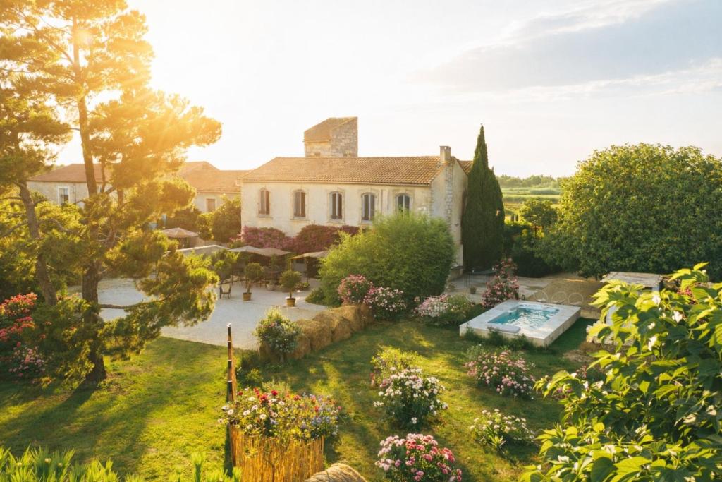 an aerial view of a house with a garden at Maison Tara verte au Mas Montredon in Arles
