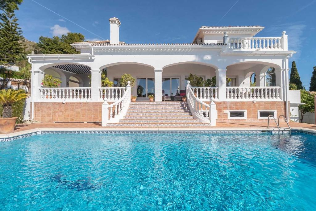 Luxury Villa with Pool, Jacuzzi, Sauna & Sea Views