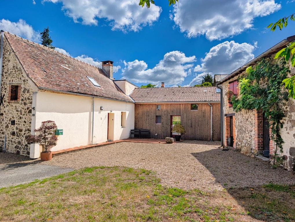 an image of the courtyard of a house at Bluedothotels location France in Magnac-Laval