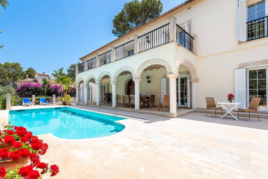 a house with a swimming pool and a patio at Casa Gotmar 132 in El Port