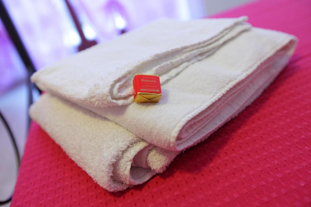 una pila de toallas blancas sentadas en una mesa en B&B Attico en Catanzaro