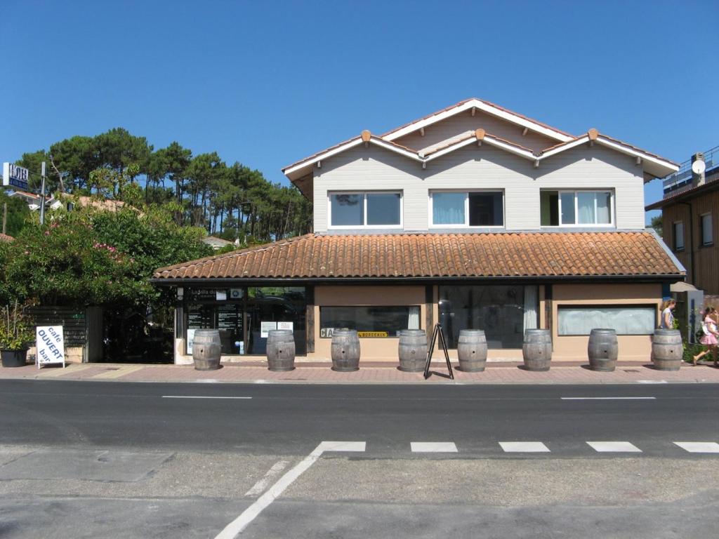 a building on the side of a street at LA VILLA DU CAP in Cap-Ferret