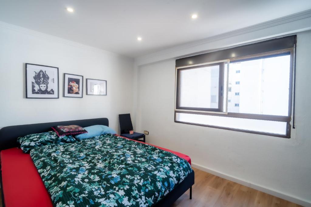 a bedroom with a bed and a window at Casa Aposento in Alaquas