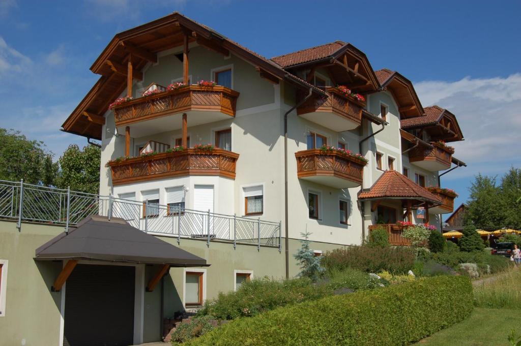 a building with balconies on the side of it at Ferienwohnungen Petschnig 2 in Drobollach am Faakersee
