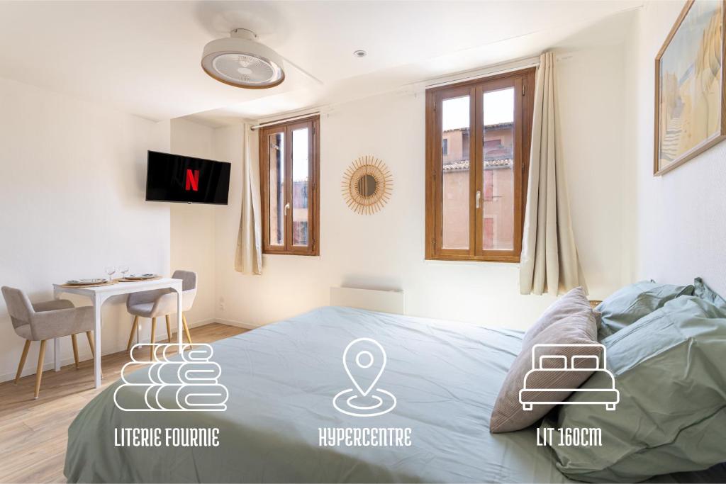 a bedroom with a bed with an image of an anchor at Suite de La Dune - Studio - Hypercentre in Narbonne
