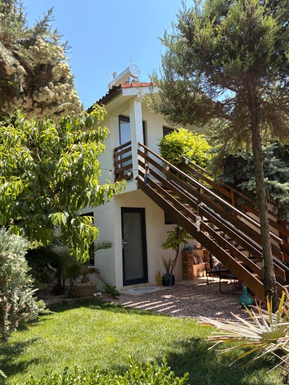 a house with a staircase in the middle of a yard at Casa Saga proprietate administrata de o gazda particulara in Mangalia