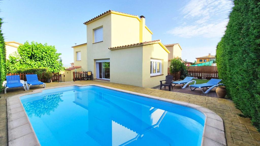 a swimming pool in front of a house at Villa Pals Carles Piscina in Pals