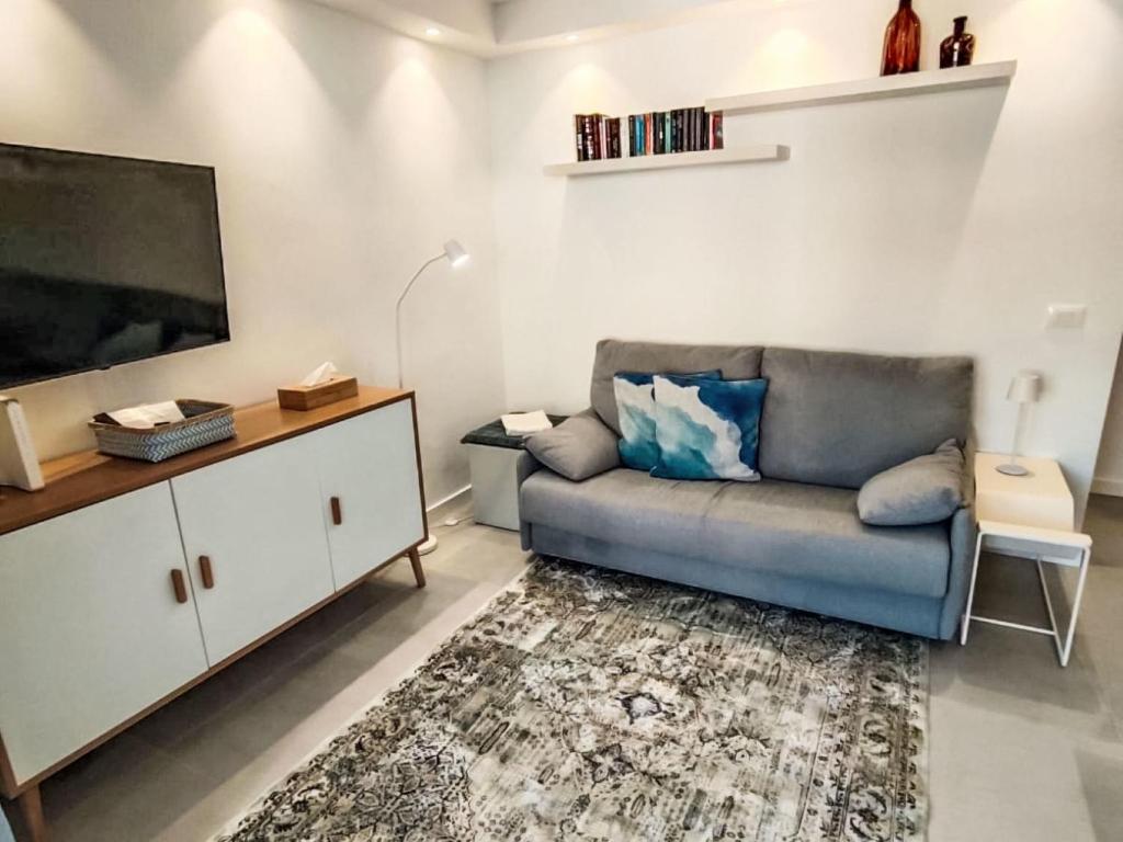 Apartment ruhige- charmant renovierte Wohnung- Terrasse- P by Interhome