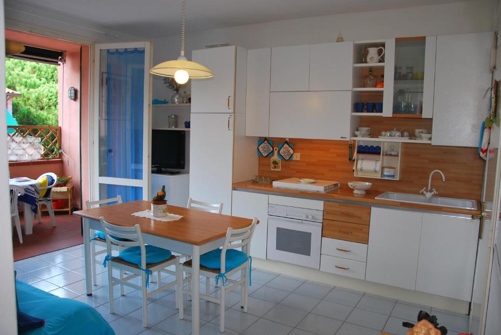 een keuken met een tafel en stoelen en een eetkamer bij Appartamenti Gelsomino in Marina di Campo